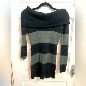 Black/gray sweatshirt